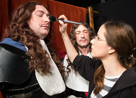 Der Handschlag 2014 (Regie: Jan Mocka) Maskenbildnerin Aisha King macht Touch-ups von einem historischen Make-up mit Perücke und Bart am Set des Filmdrehs für