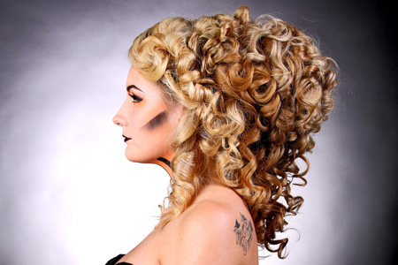 Kreative Show-Frisuren von Maskenbildnerin / Make-up Artist Aisha King.