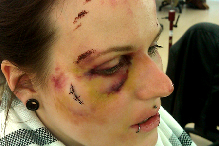 Verletzungen, Wunden und realistische Unfalldarstellungen mit SFX und Prosthetics von Maskenbildnerin / Make-up Artist Aisha King.